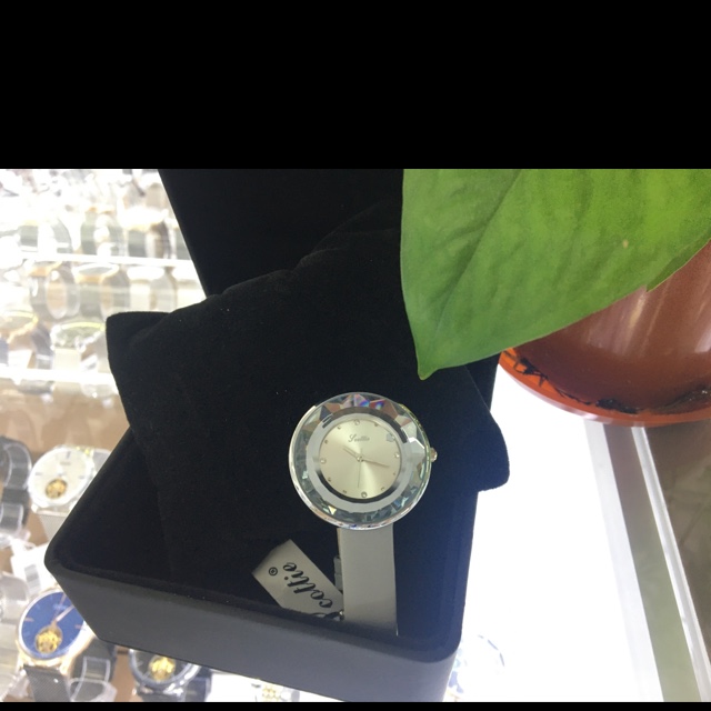 Fashionable, high-end, elegant and trendy leather watches for women