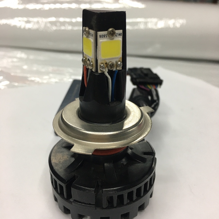 Supply high quality auto LED auto light bulb auto parts through yo