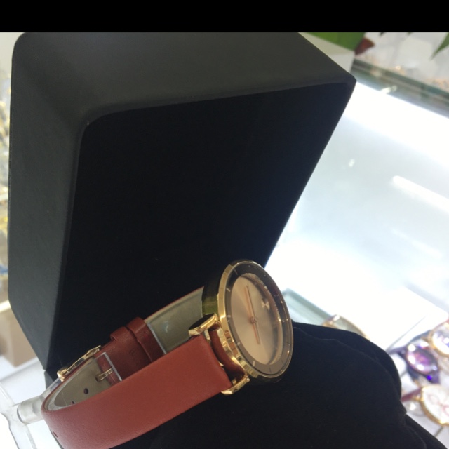 High-end, simple, elegant and fashionable small round watch for ladies details Picture