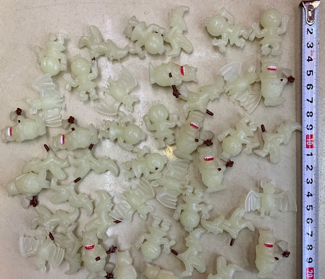 Small white plastic dolls thumbnail