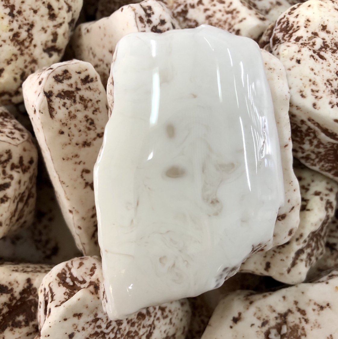 琥珀蜜蜡毛料，骨瓷白蜜原石随形细节图