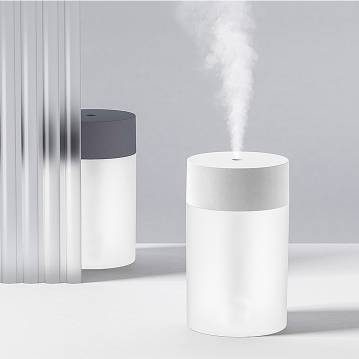 The mini humidifier can hydrate and humidify your skin anytime and anywhere in your car, office or bedroom, making your skin feel bouncy Application Scenario
