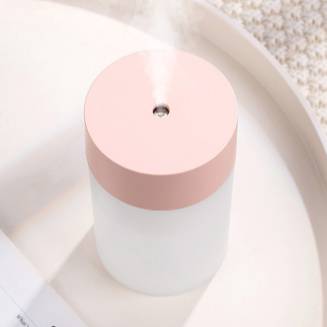 The mini humidifier can hydrate and humidify your skin anytime and anywhere in your car, office or bedroom, making your skin feel bouncy Item Picture