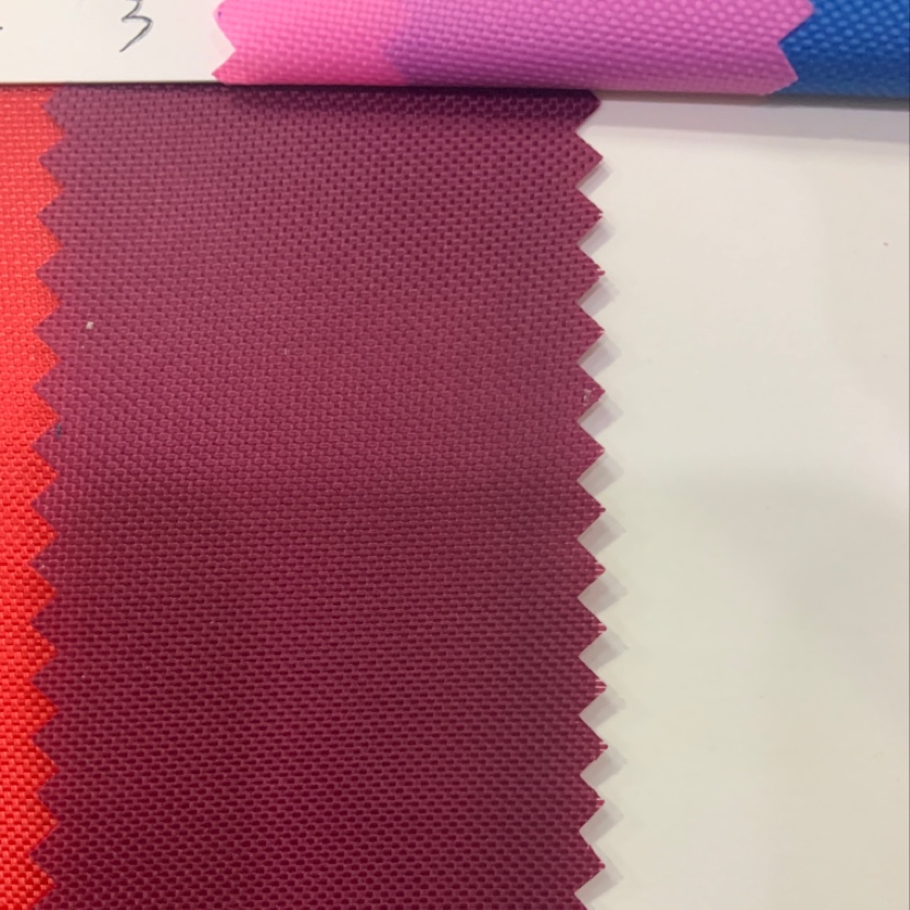 Factory direct sales of the best-selling new Oxford Cloth No. 3 wine red mesh pattern. Large stock of high, medium and low-end luggage, sofa, shoe materials and fabrics