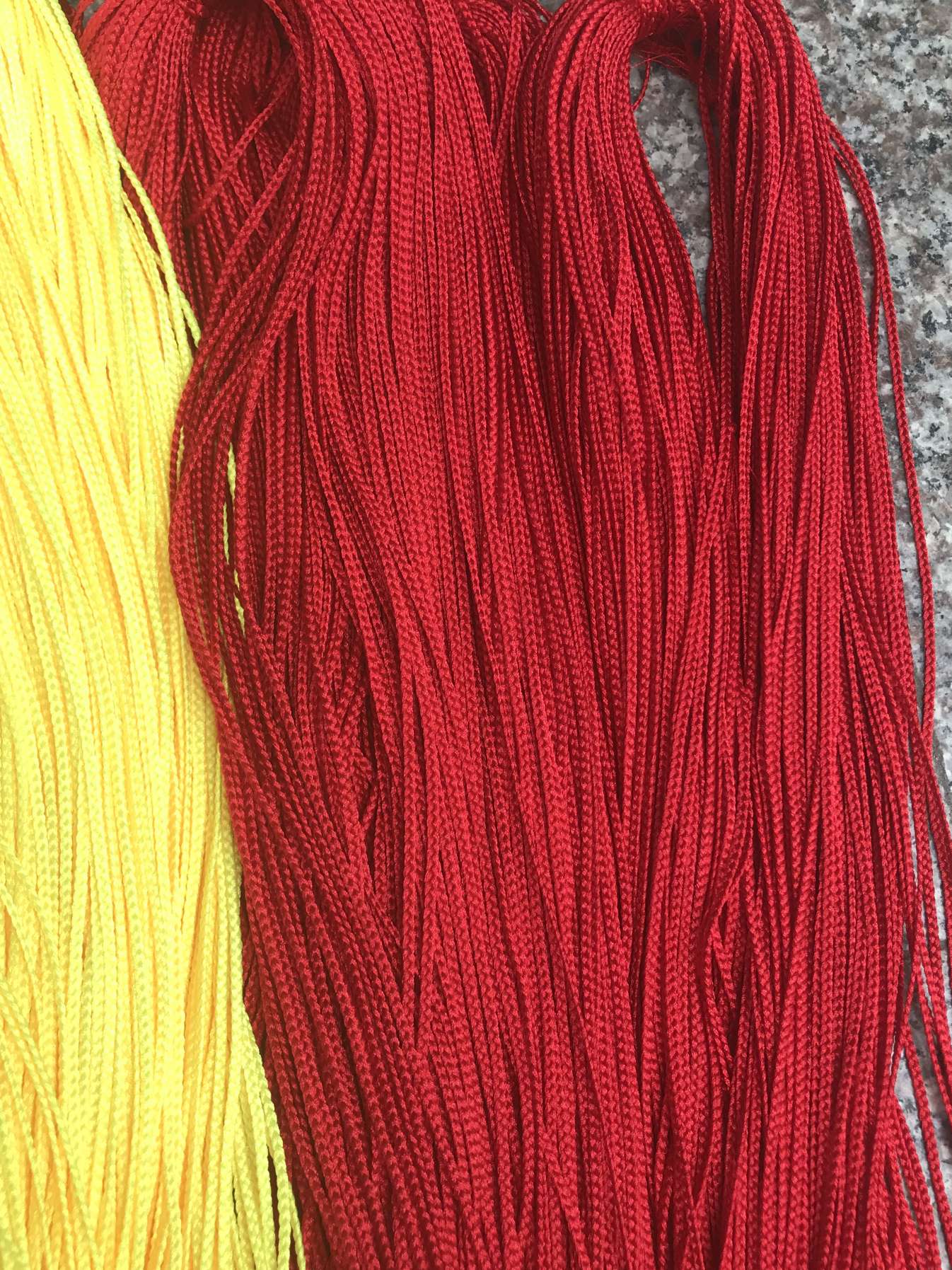 三股小辫子绳，绣花线小辫子，三股绳，扭花绳白底实物图