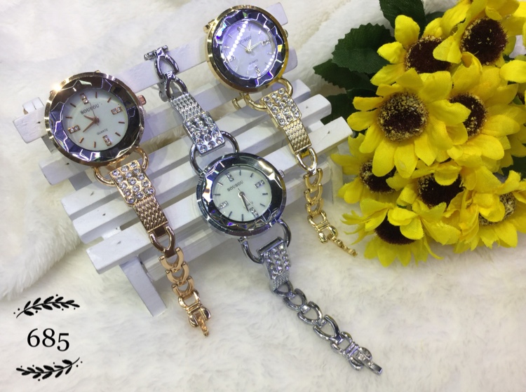 The new fashion women's watch is an alloy quartz watch for export