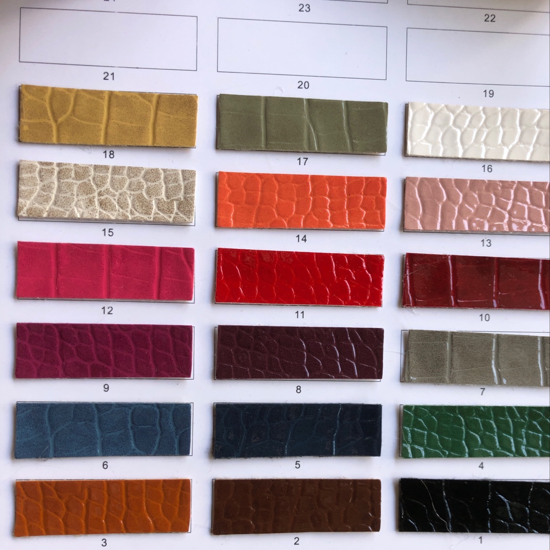 厂家直销热销新款   G808高光鳄鱼纹 PVC皮革大量现货高中低档箱包沙发鞋材面料产品图