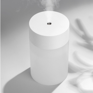 The mini humidifier can hydrate and humidify your skin anytime and anywhere in your car, office or bedroom, making your skin feel bouncy undefined