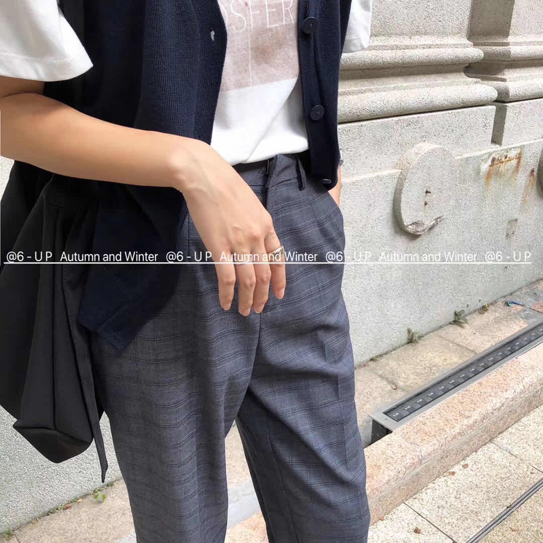 灰黑色简约格子西装裤产品图