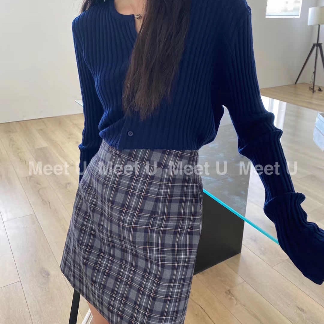 Dark blue V-neck knitted cardigan details Picture