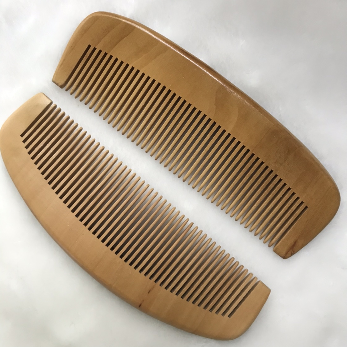Natural log ordinary peach wood comb straight hair crescent anti-static massage comb 16-1, 16-2 Application Scenario