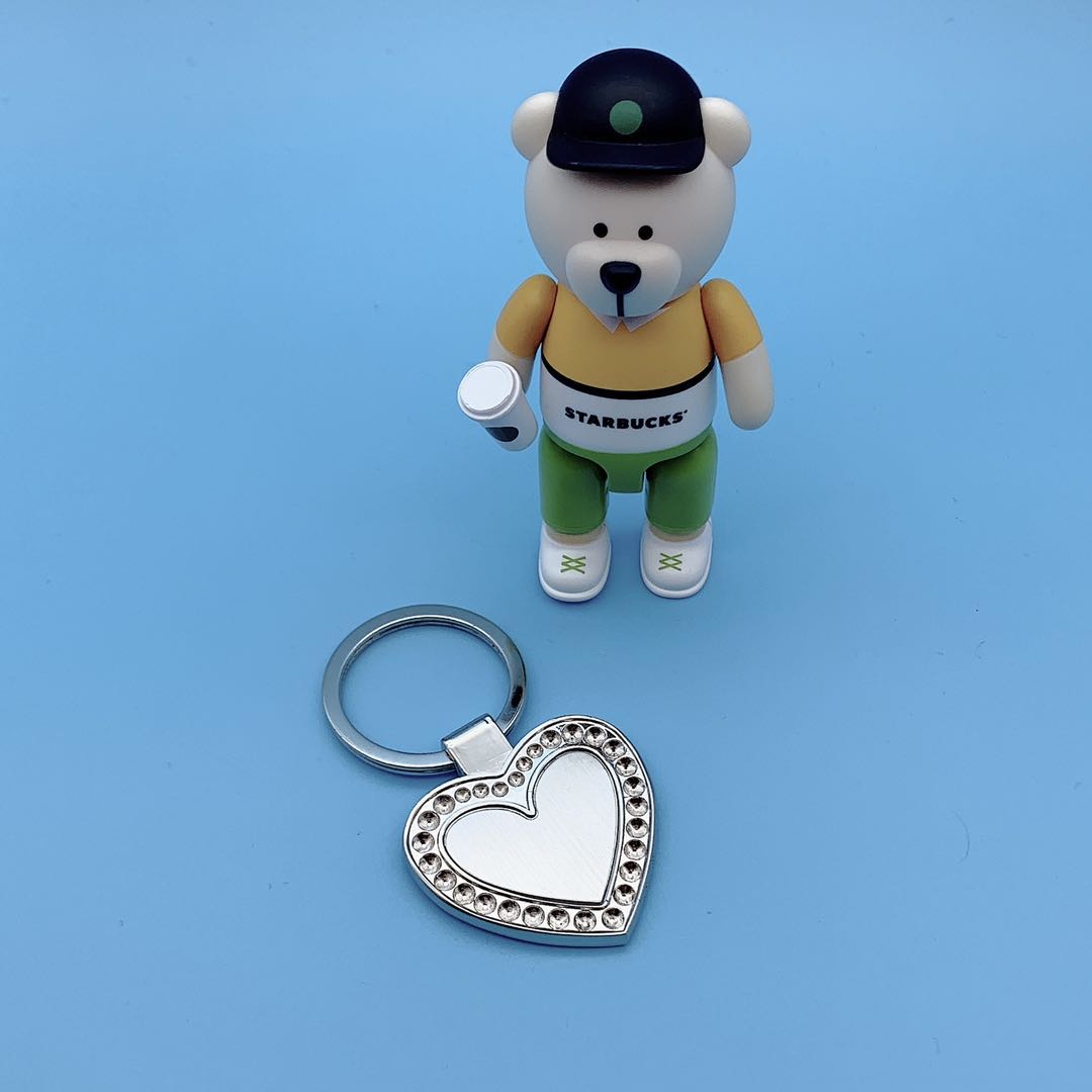 Single-row zinc alloy heart-shaped keychain Application Scenario