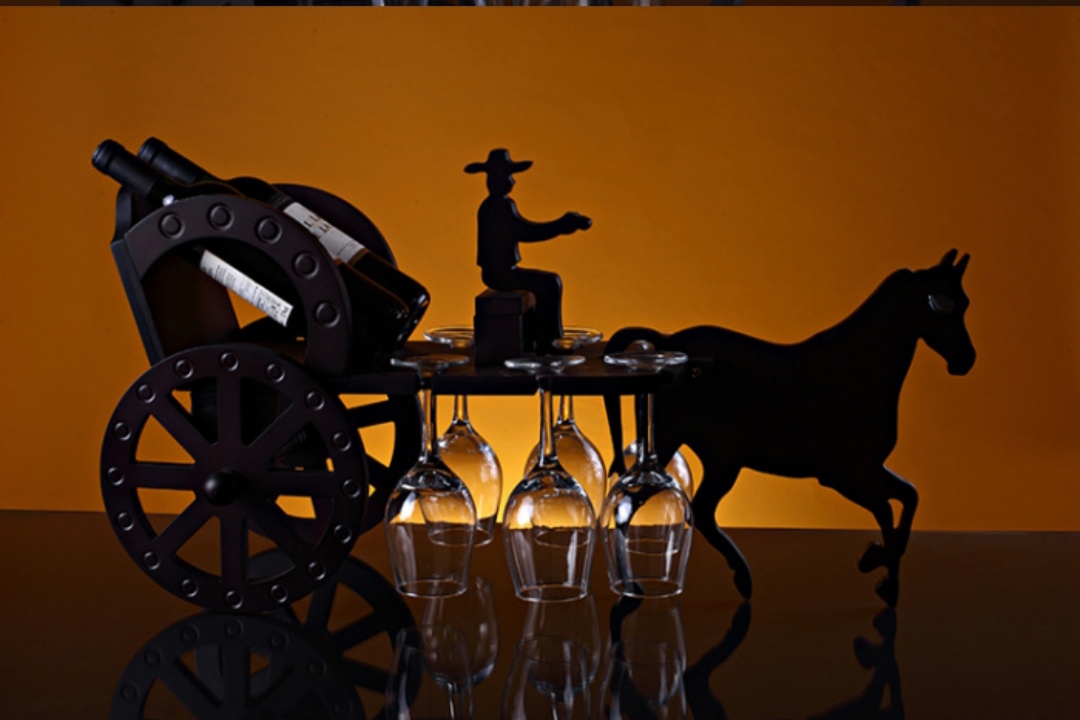 古典木带人马车红酒酒架细节图