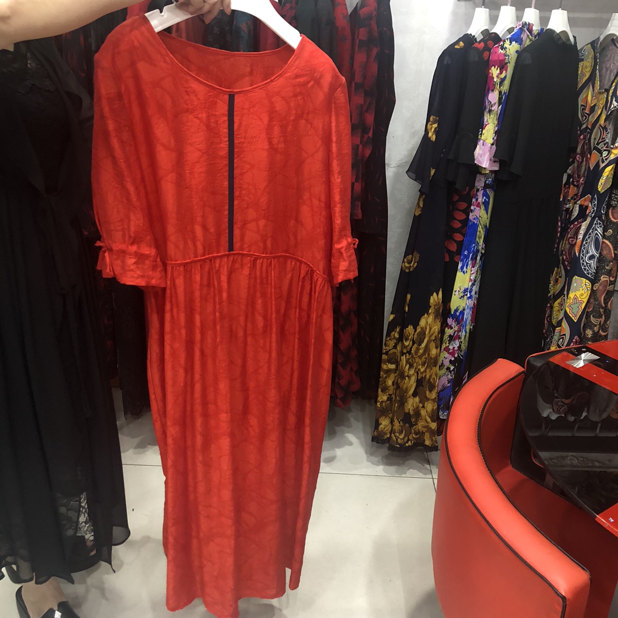 A noble lady, a rich lady and a mother's dress with a cinched waist and ethnic style