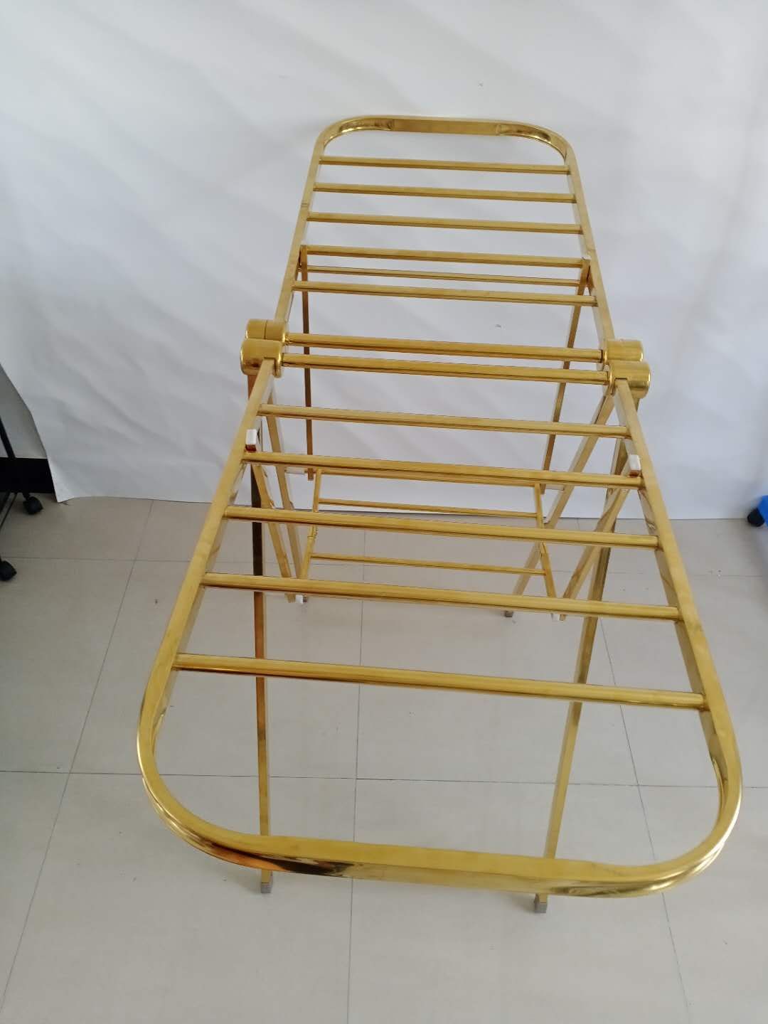 电镀金色晾衣架。产品图