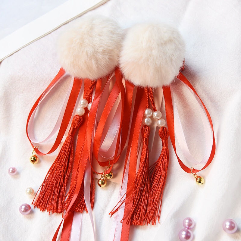 The hairball is pressed by a long ribbon details Picture