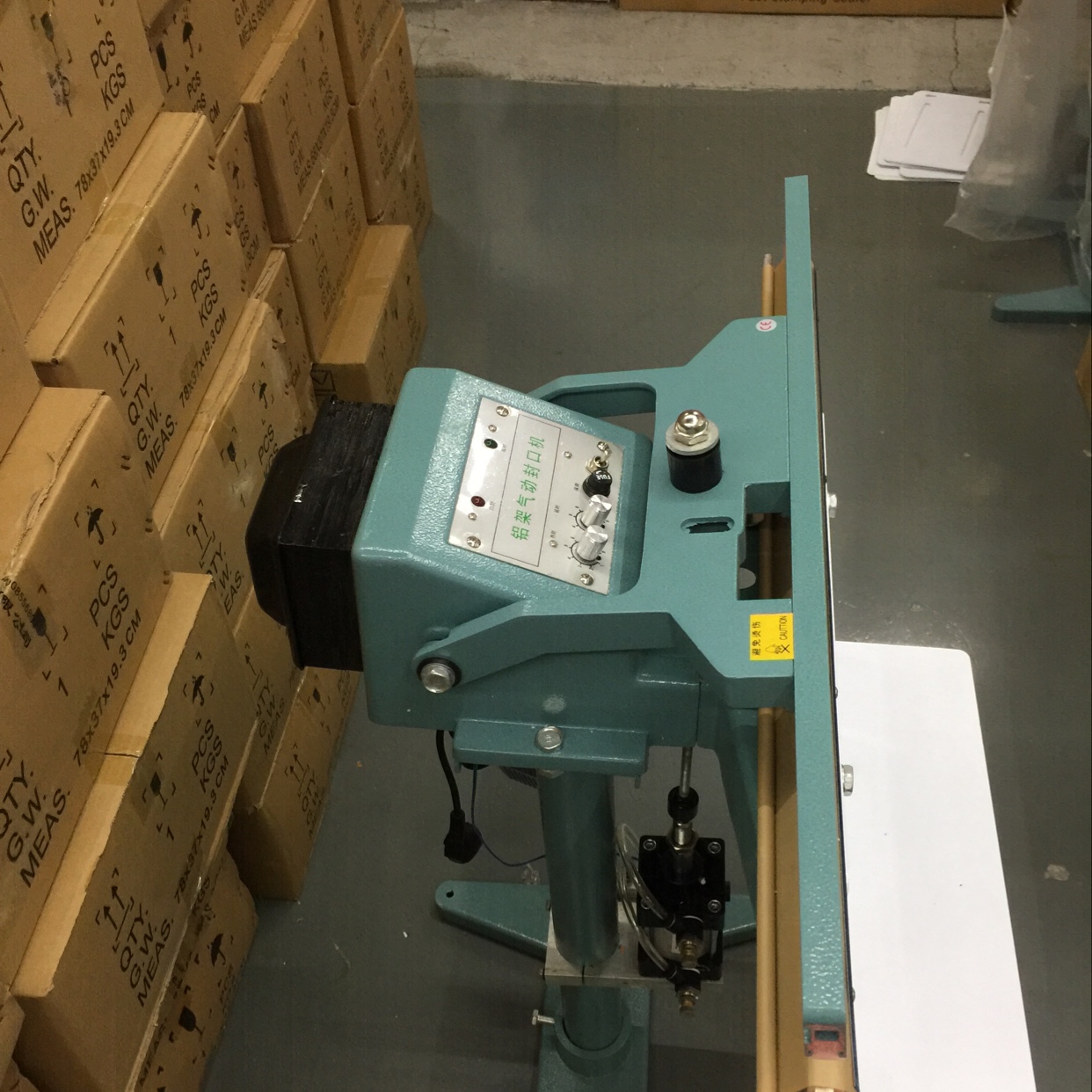 650 Single-sided pneumatic aluminum frame sealing machine Specification image