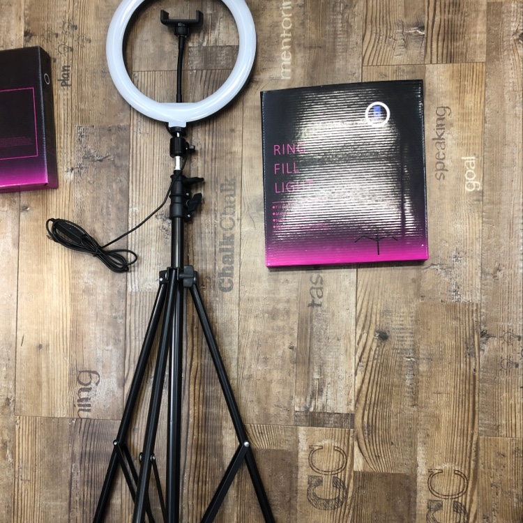 The ring-shaped Internet celebrity fill light live-streaming has become a hit on Douyin