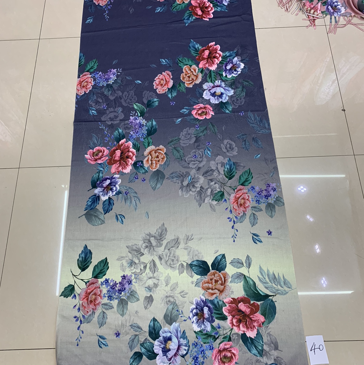 Fashion trends spring, summer, autumn and winter seasons universal gradient flower style

Versatile long scarf silk scarf thumbnail