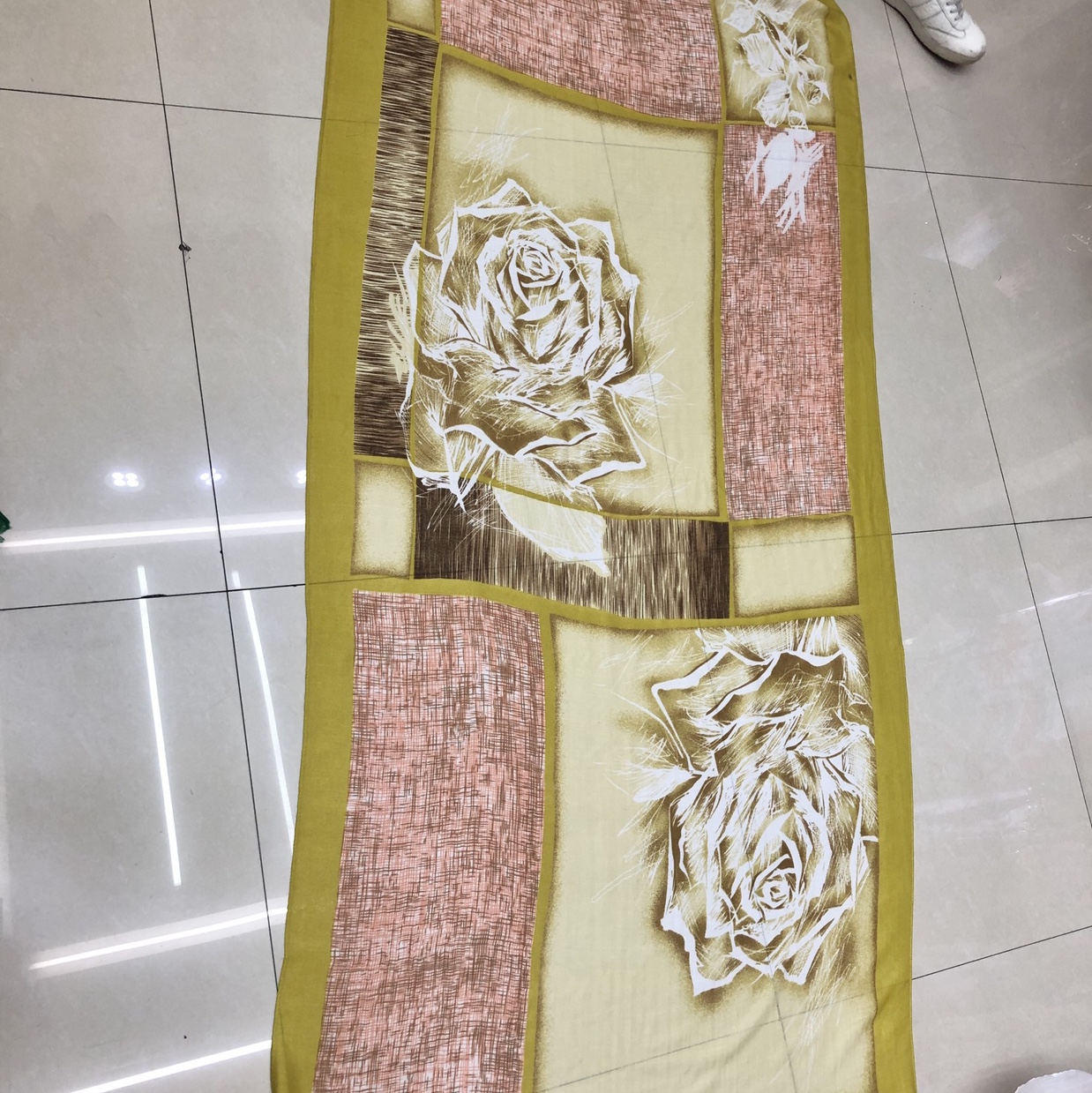Fashion trend Spring, summer, autumn and winter seasons general big abstract rose style

Versatile long scarf silk scarf thumbnail