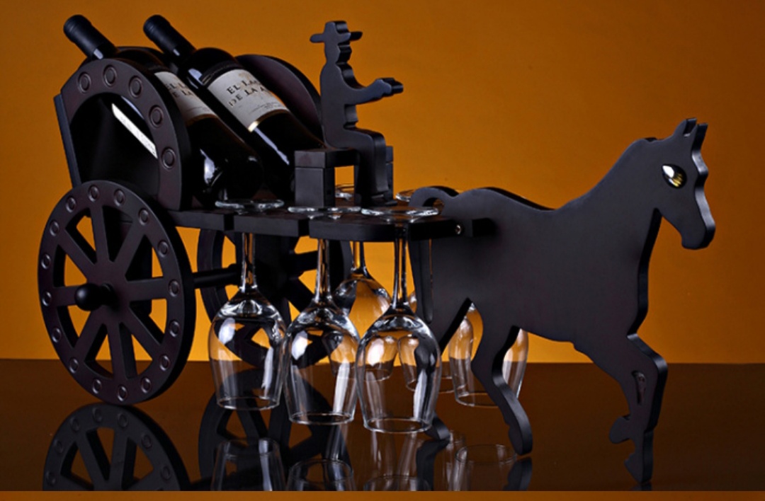 古典木带人马车红酒酒架白底实物图