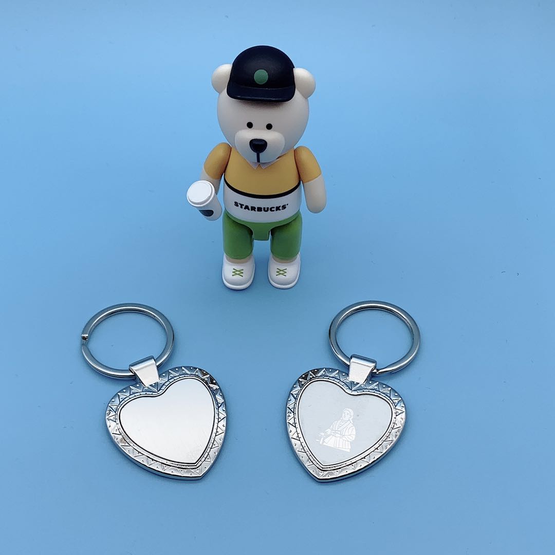 Single-row zinc alloy heart-shaped keychain