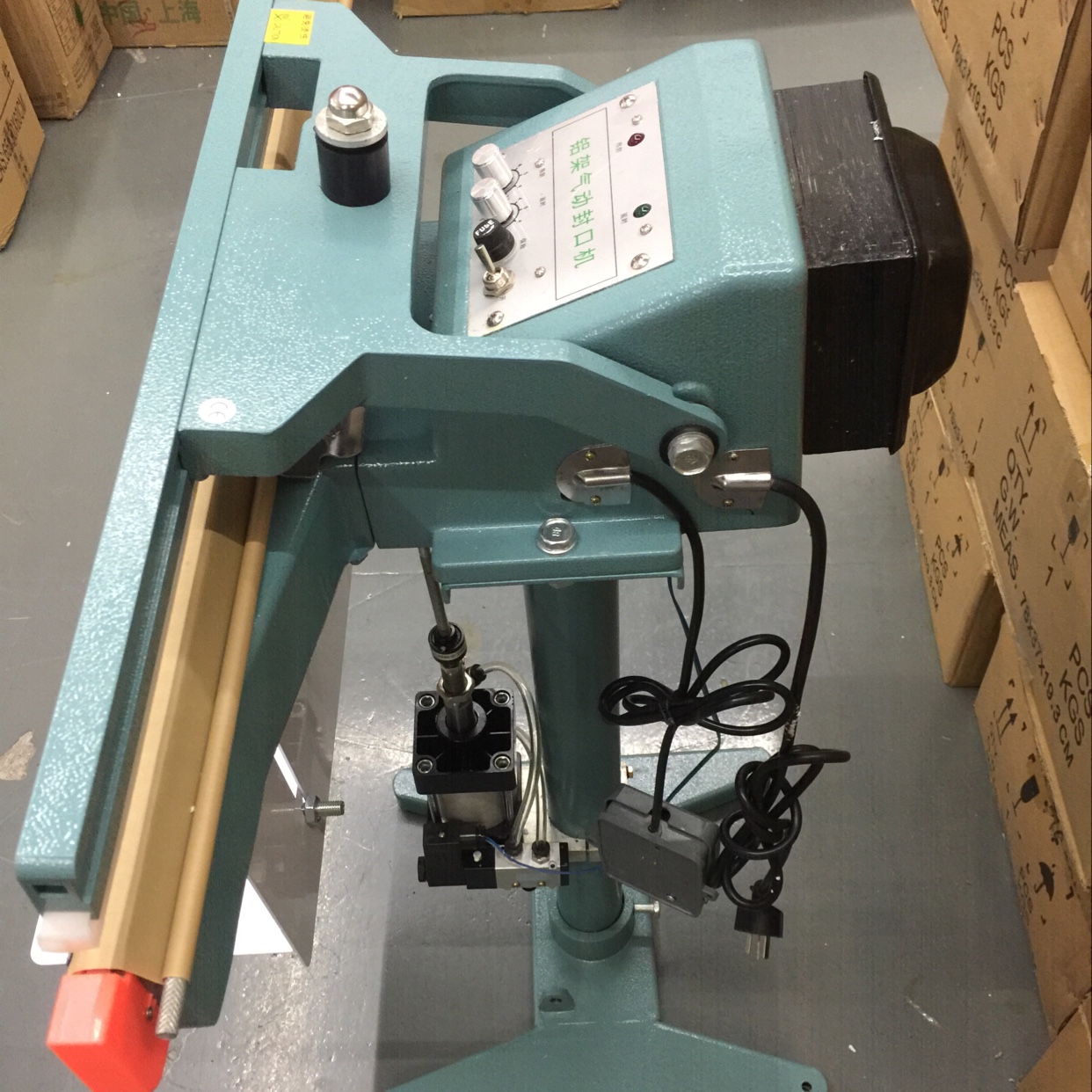 650 Single-sided pneumatic aluminum frame sealing machine Item Picture