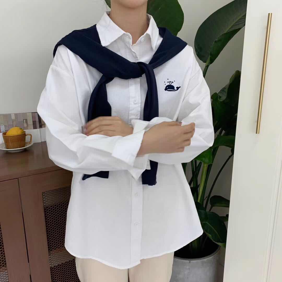 简约深色披肩外加白色衬衫产品图