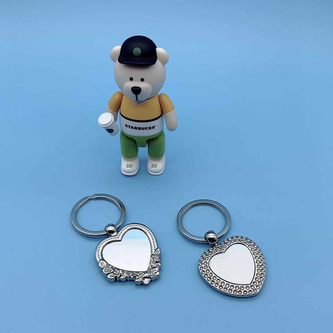Single-row zinc alloy heart-shaped keychain Specification image