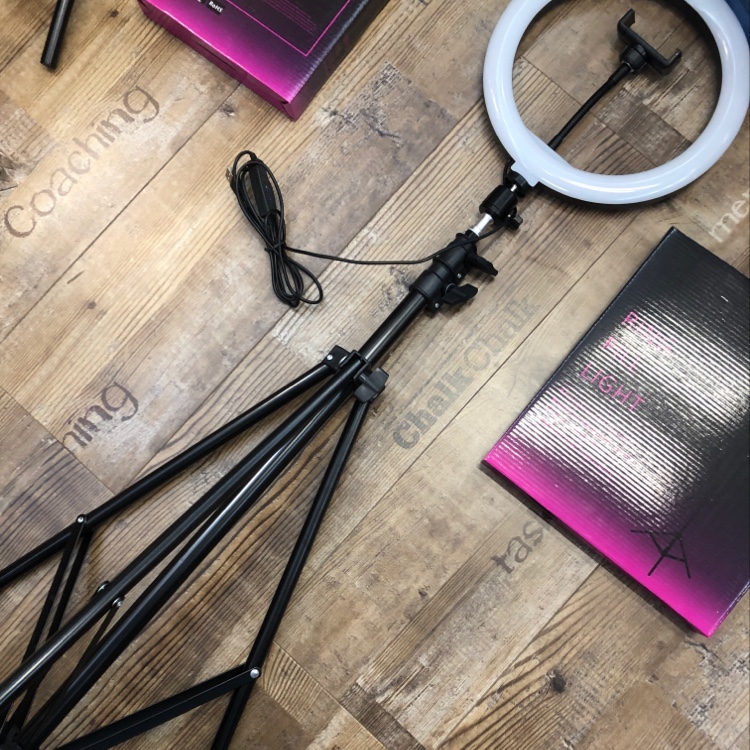 The ring-shaped Internet celebrity fill light live-streaming has become a hit on Douyin Specification image