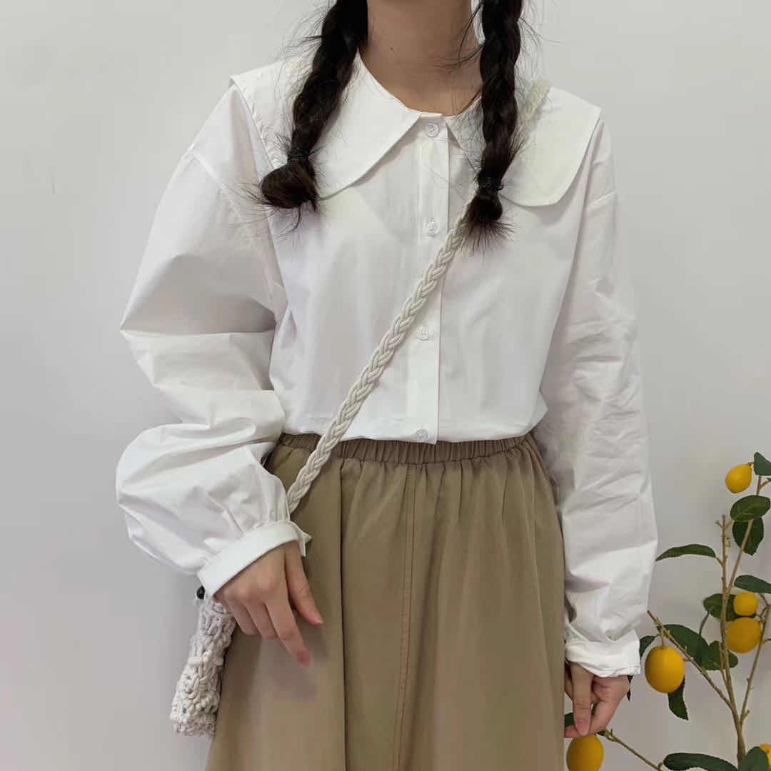 A simple and fresh shirt with a large collar and round neck