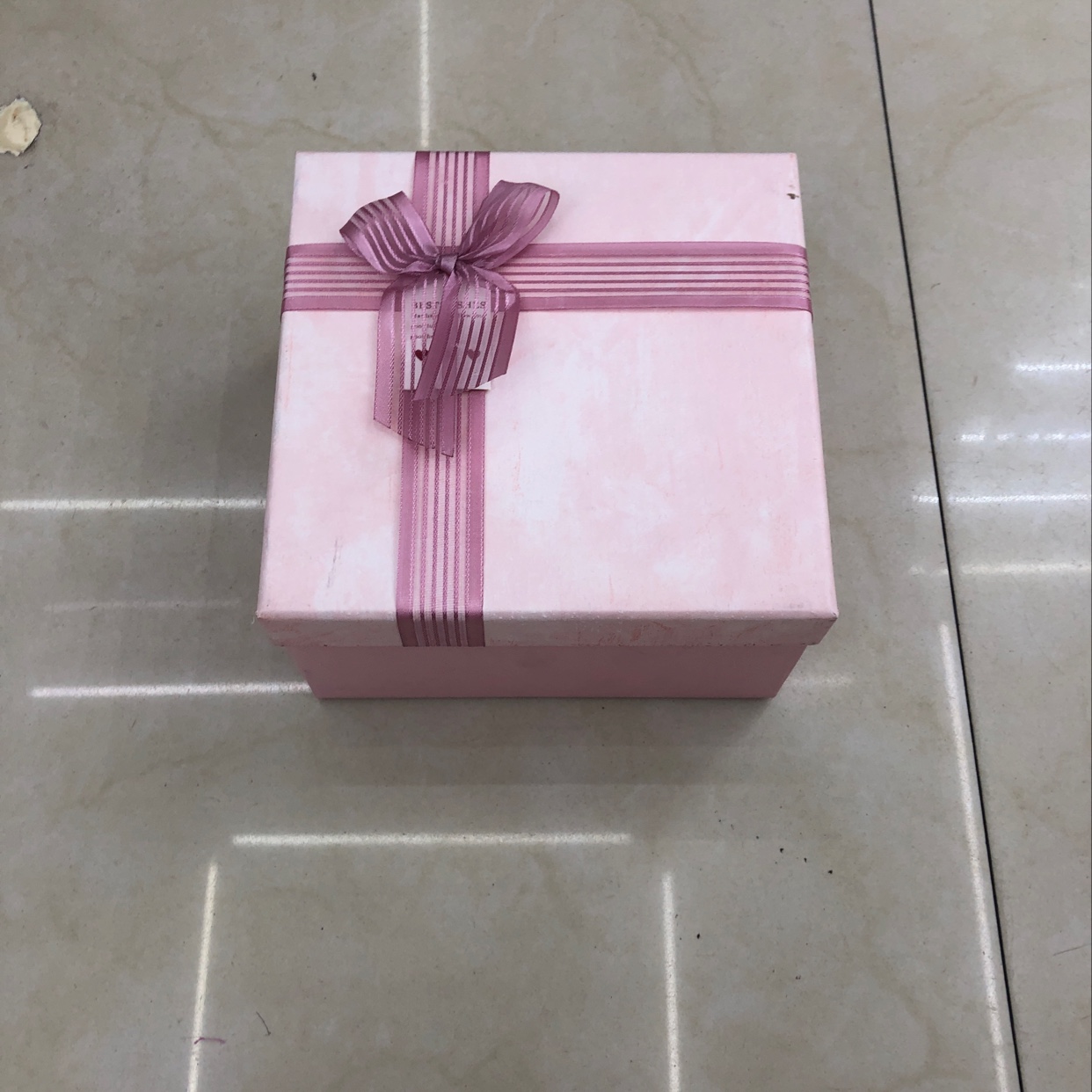 方型礼品盒。