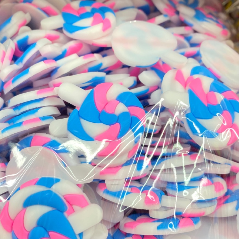 Rainbow lollipops are so cute that children love them as accessories, clothing and accessories