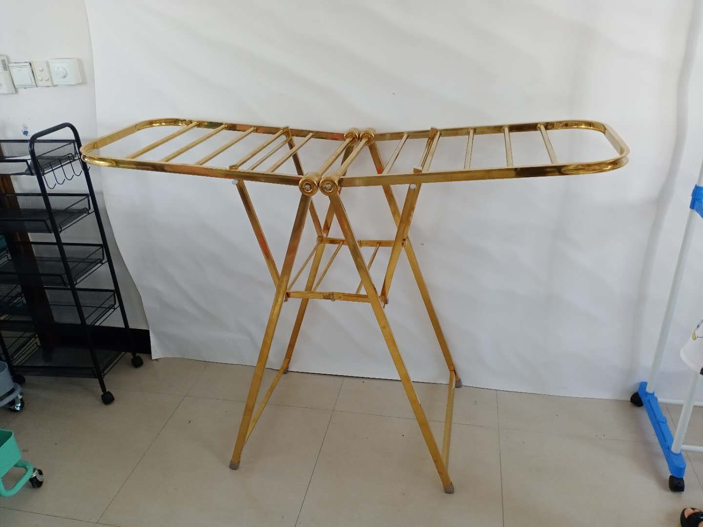 电镀金色晾衣架。细节图