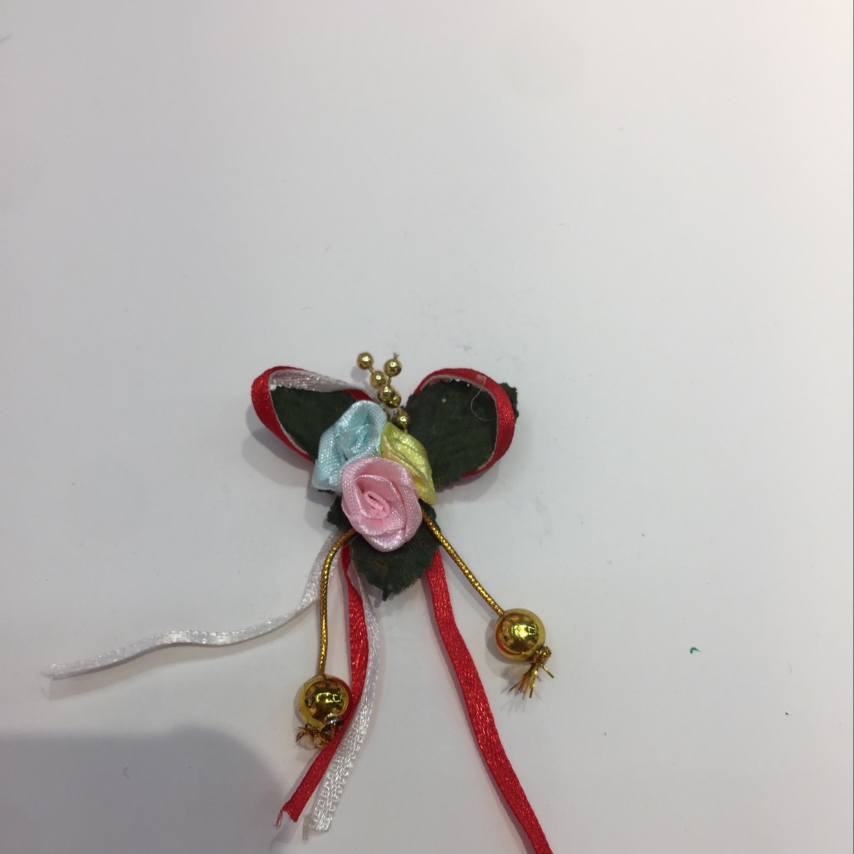 三朵玫瑰加挂珠