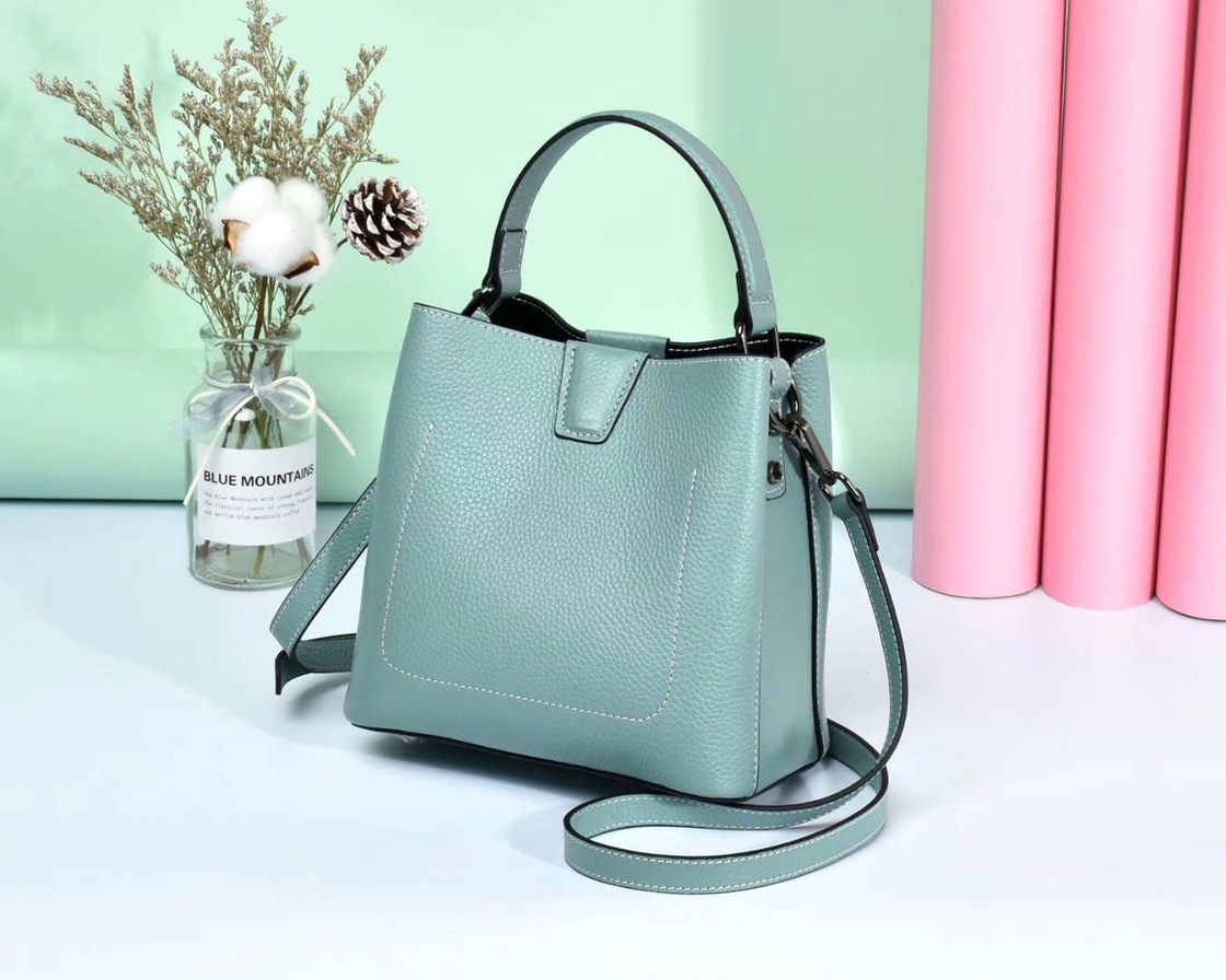 爆款～新款！超级爆，颜色齐全补单货，面料牛皮，浅蓝色