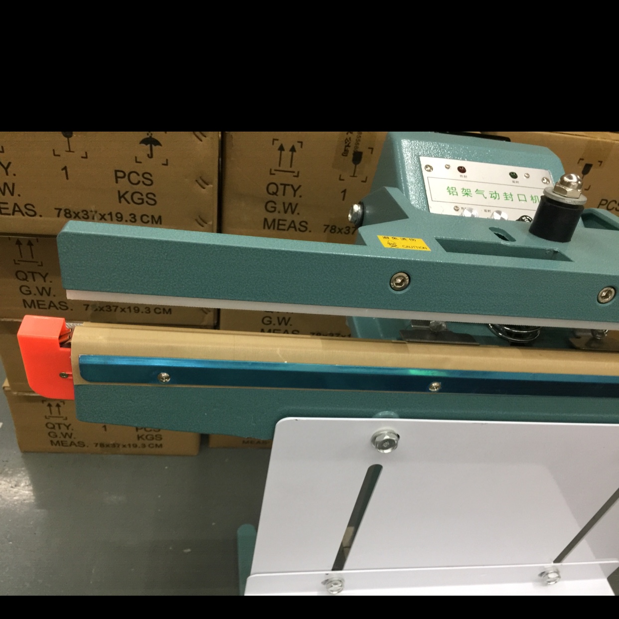 650 Single-sided pneumatic aluminum frame sealing machine Application Scenario
