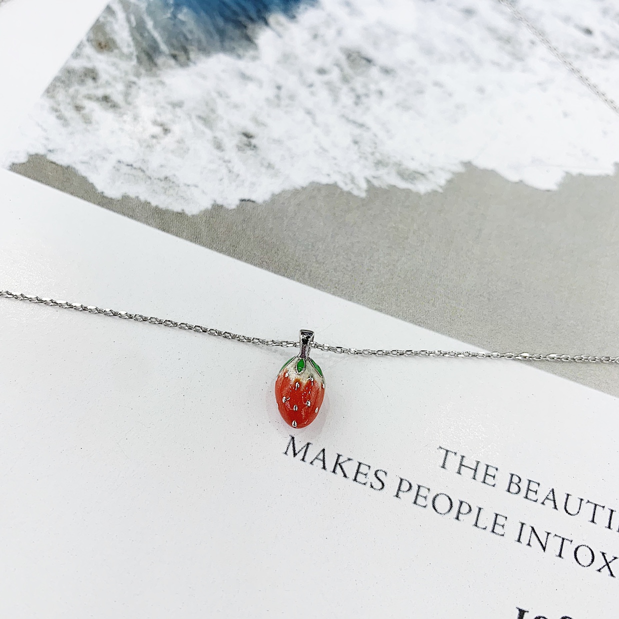S925 Silver cute Girl Strawberry necklace with oil drip process, non-allergenic and non-fading necklace Item Picture