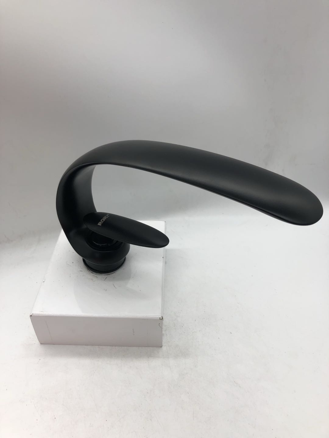 Gold and black basin faucet Specification drawing