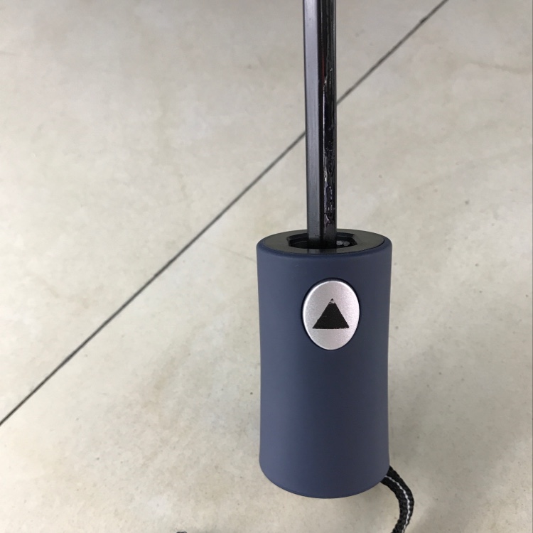 Item No. 3042B Water-Changing Butterfly Semi-Automatic Triple Folding Umbrella Application Scenario
