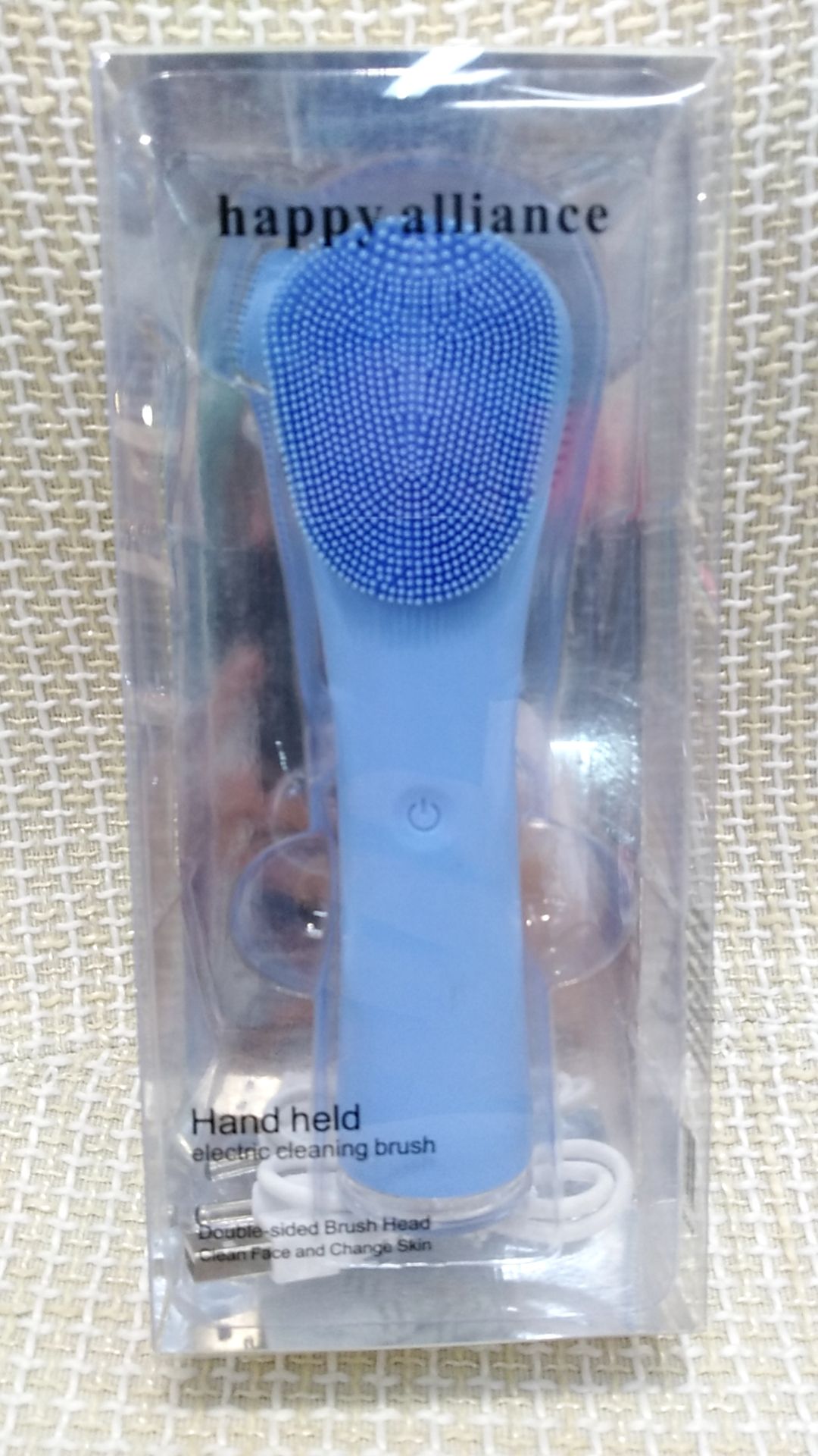 Long-handled facial cleansing device