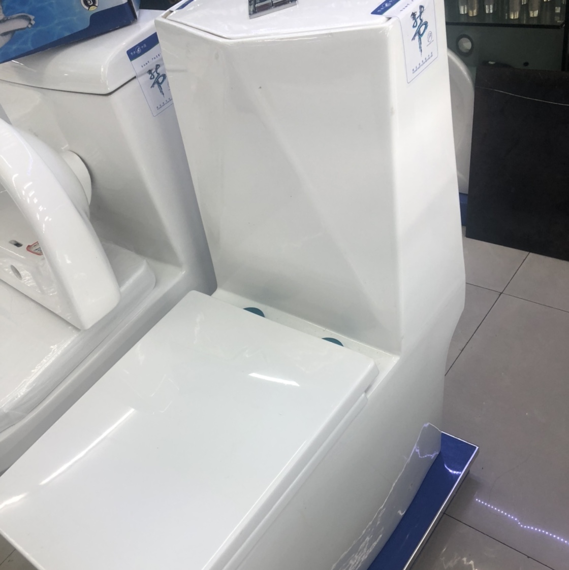 连体马桶大菱形格