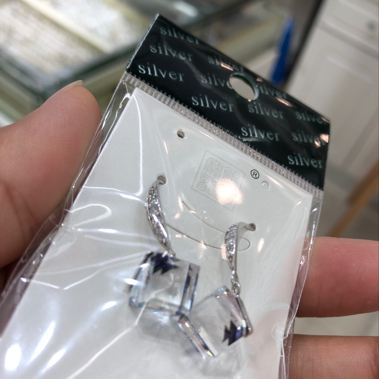 Austrian fashion crystal earrings are exquisite and elegant, versatile for women, and follow the latest European and American fashion trends details Picture