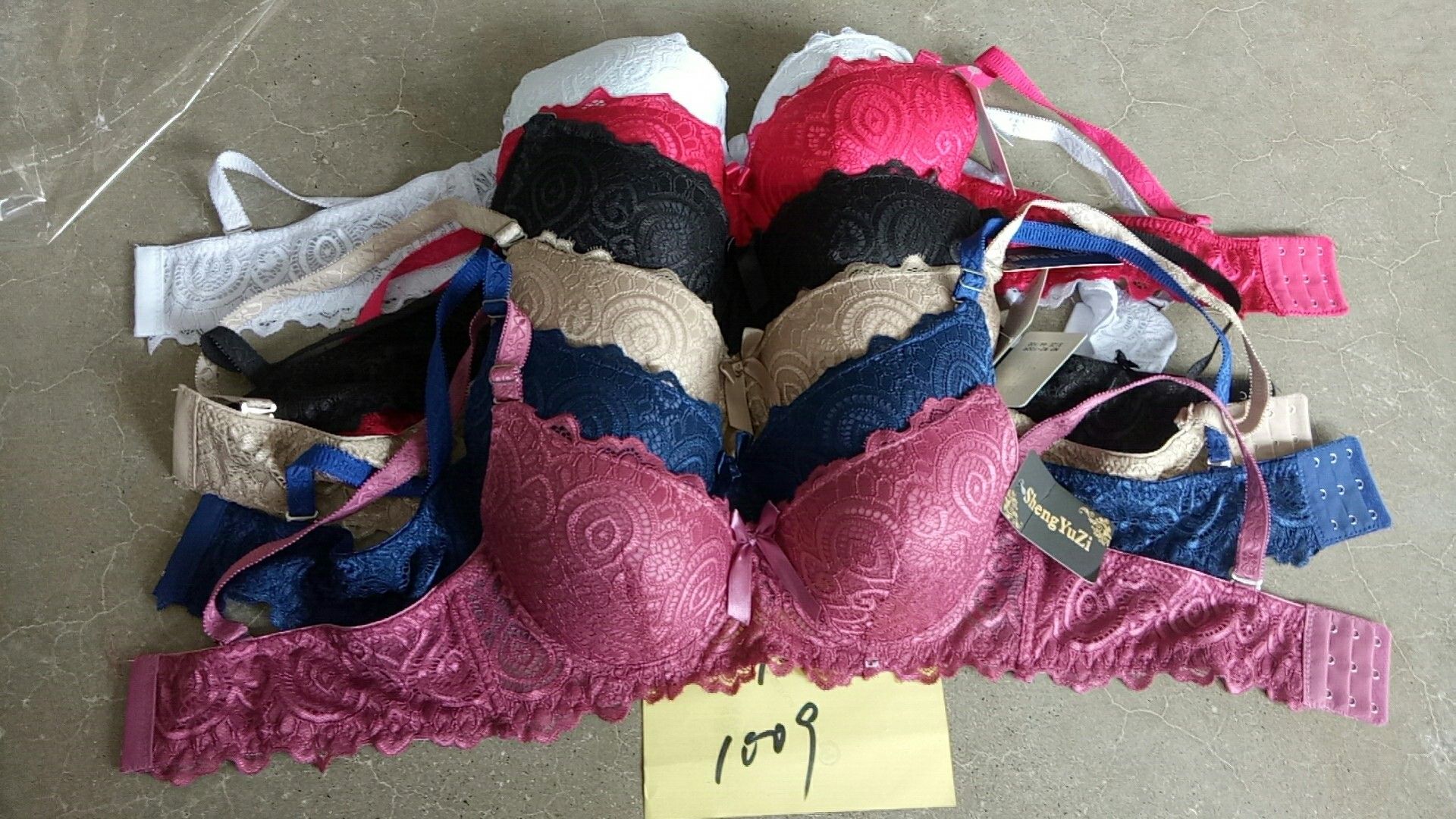All-lace three-breasted bra detail image 1
