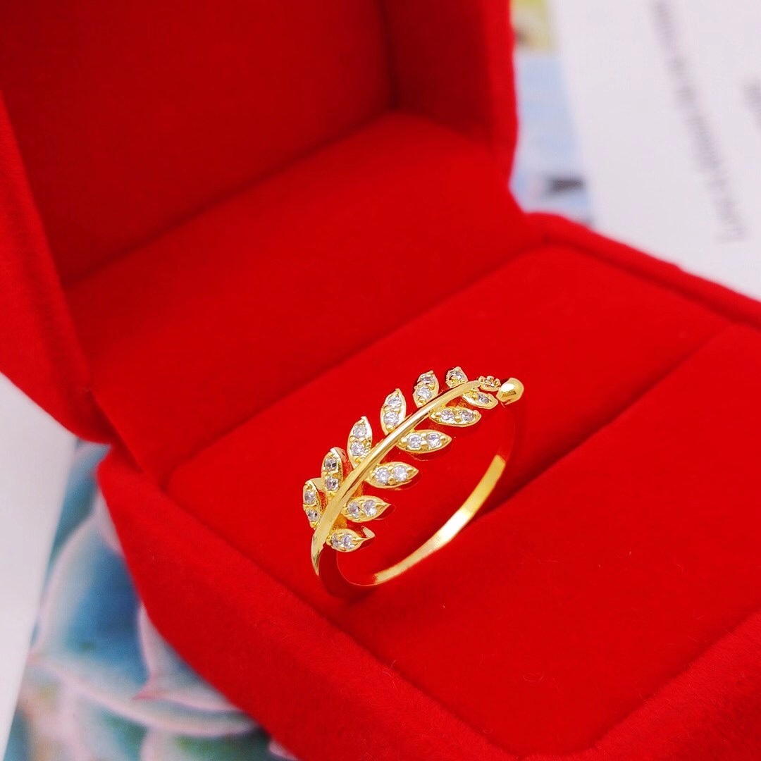 The leaves are inlaid with rings