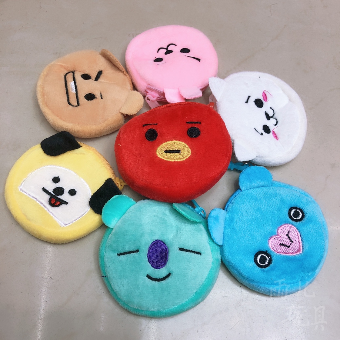 毛绒钱包8cm卡通刺绣零钱包BTS21防弹少年团零钱包白底实物图