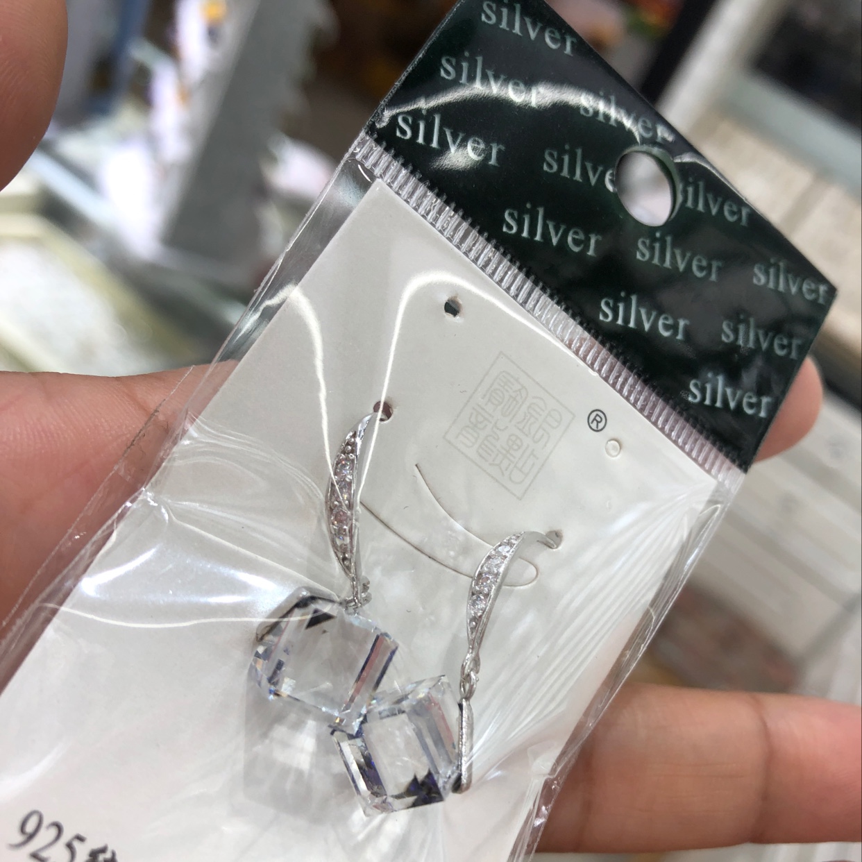 Austrian fashion crystal earrings are exquisite and elegant, versatile for women, and follow the latest European and American fashion trends