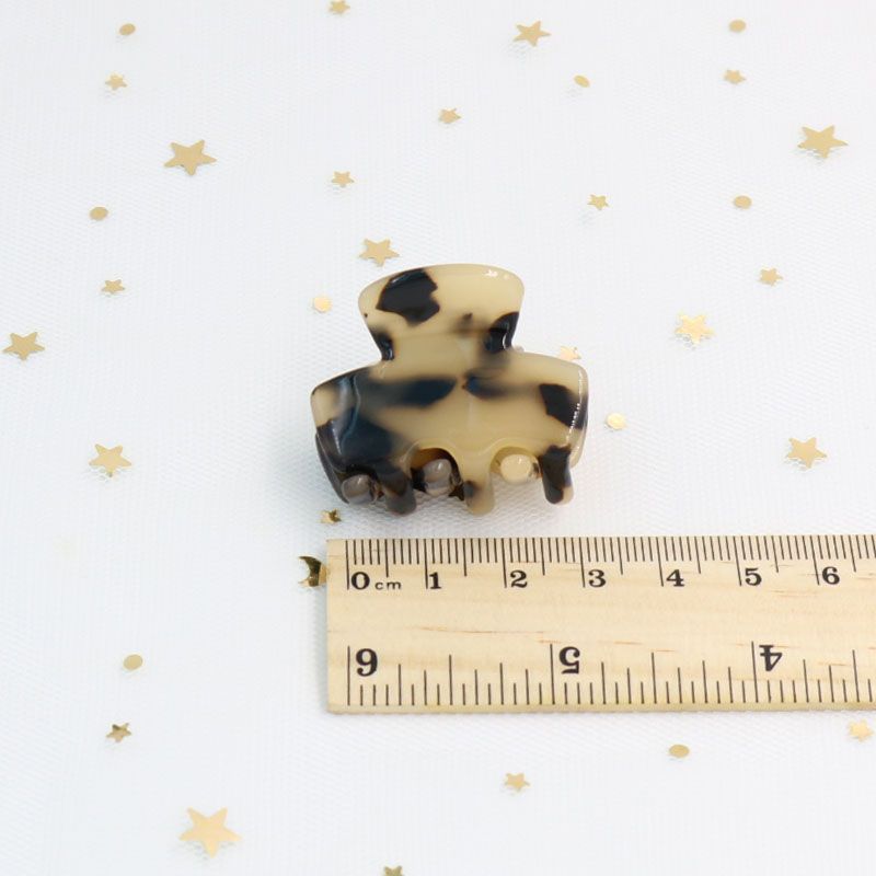 Japanese Acetic Acid Hair Grab Leopard Print Grab Horsetail Cute Top Clip Edge Clip Hair Accessories Wholesale Application Scenario