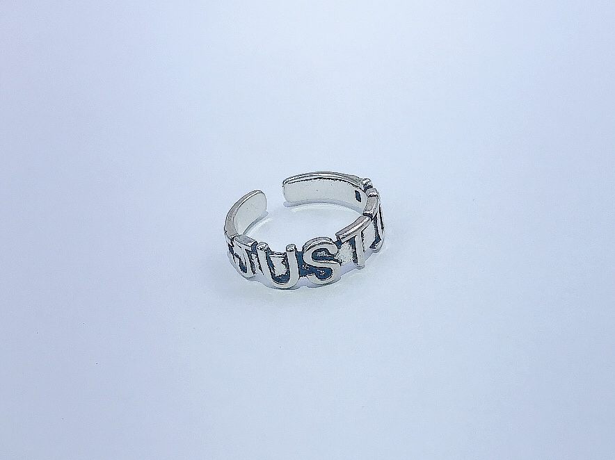 Xinmingyang, a popular Douyin hit ring, is a versatile and fashionable retro ring for women