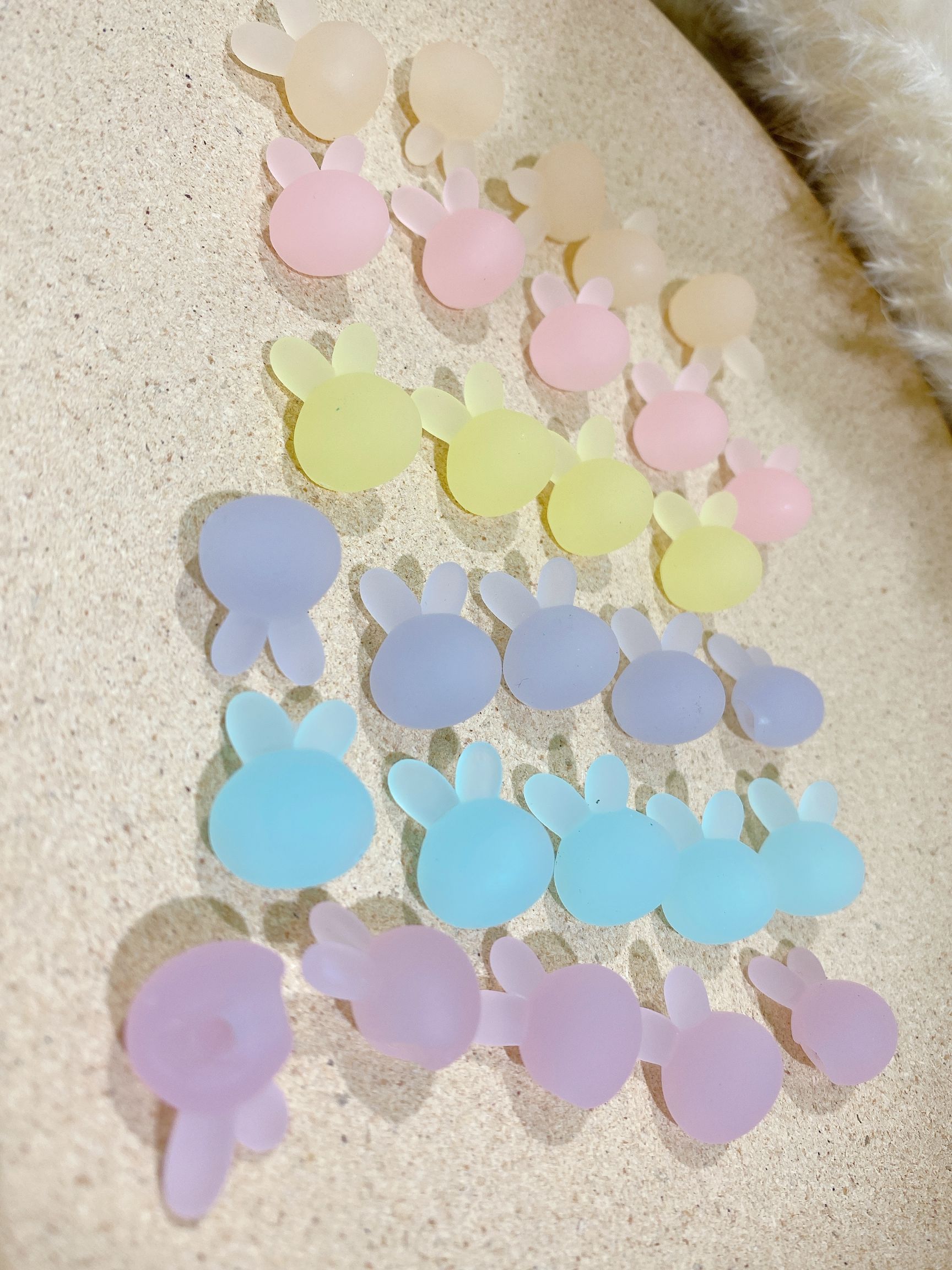 Acrylic rabbit head jelly rubber children's headband accessory detail image 1